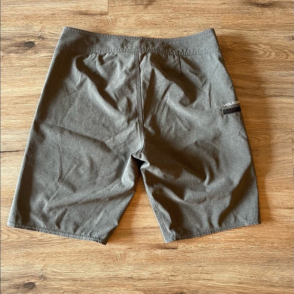 Volcom Gray 4 Way Stretch Board Shorts Size 30 - image 3